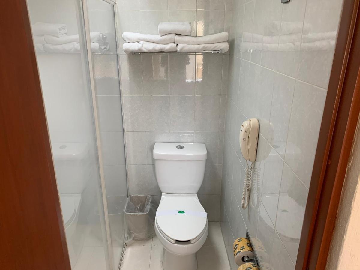 Habitación con cama grande